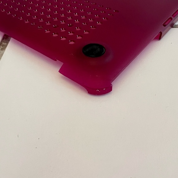 Magenta Incase hard shell for MacBook Pro (15”) - Picture 4 of 4